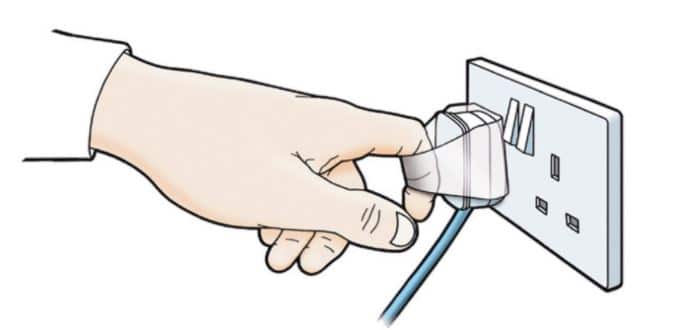 Mains plug pull for easy plug removal