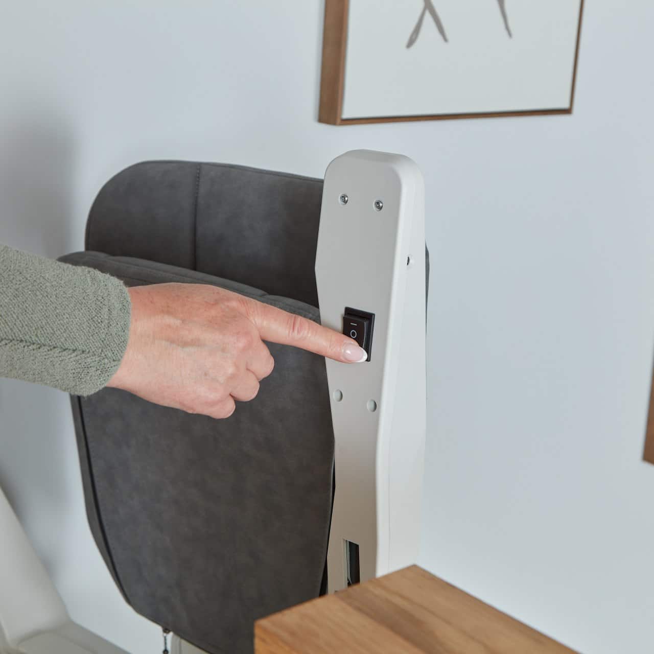 Lower the armrests and the chair pad and put the footplate down with 
the easy to reach side lever or power footrest button. Your stairlift is 
ready to use. The screen will display `Platinum´, meaning you are 
ready to go.